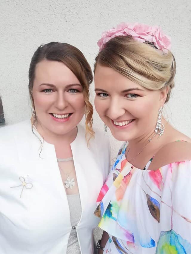 Líčení a účes pro dvě svatebčanky